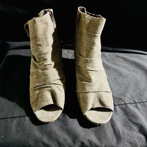 Womens Open-Toe Canvas Ankle Boots in Olive